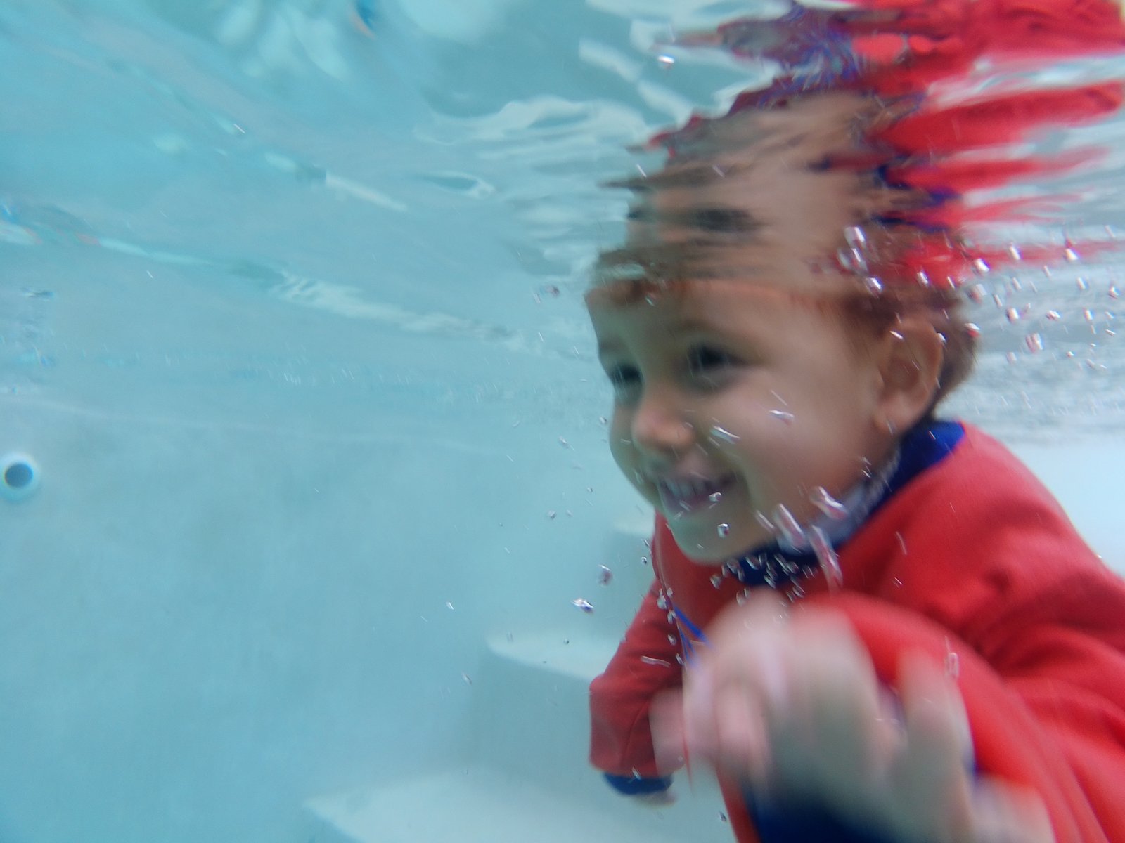 Bebé con ojos abiertos, no googles bajo el agua muestra confianza